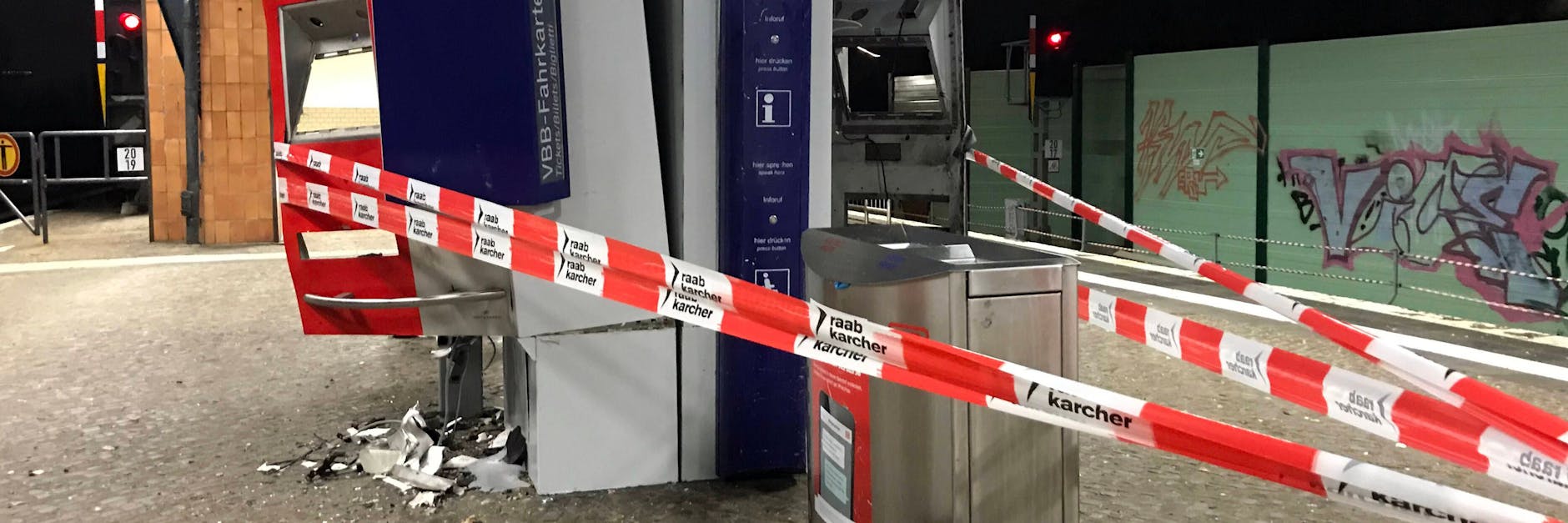 Hohe Sachschäden, auch im Umfeld, verursachen Sprengungen von Fahrkartenautomaten. Wie hier im Dezember 2020 auf dem S-Bahnhof Attilastraße.
