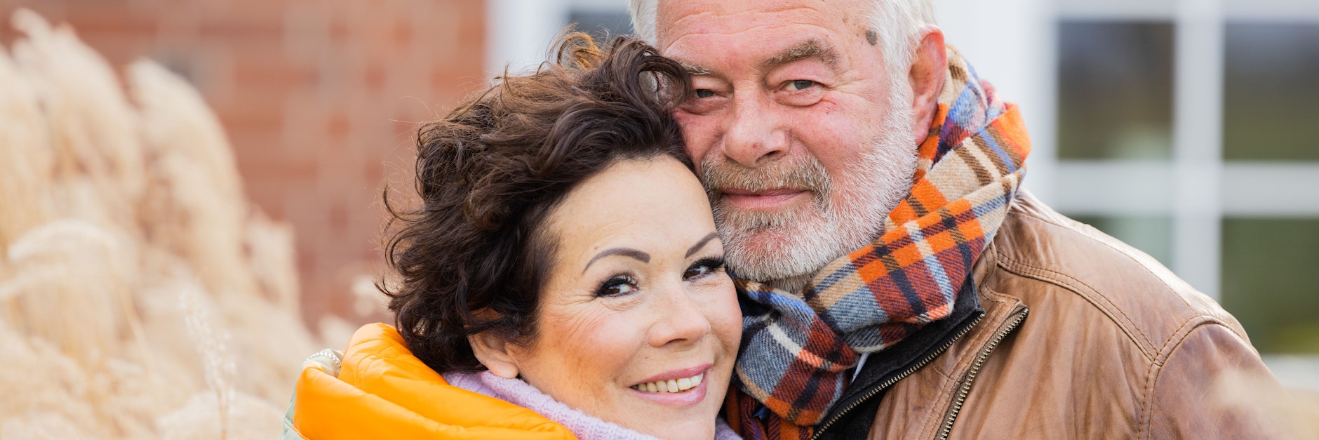 Harry Wijnvoord, niederländischer Moderator („Der Preis ist heiß“), und seine Frau Iris vor ihrem Haus