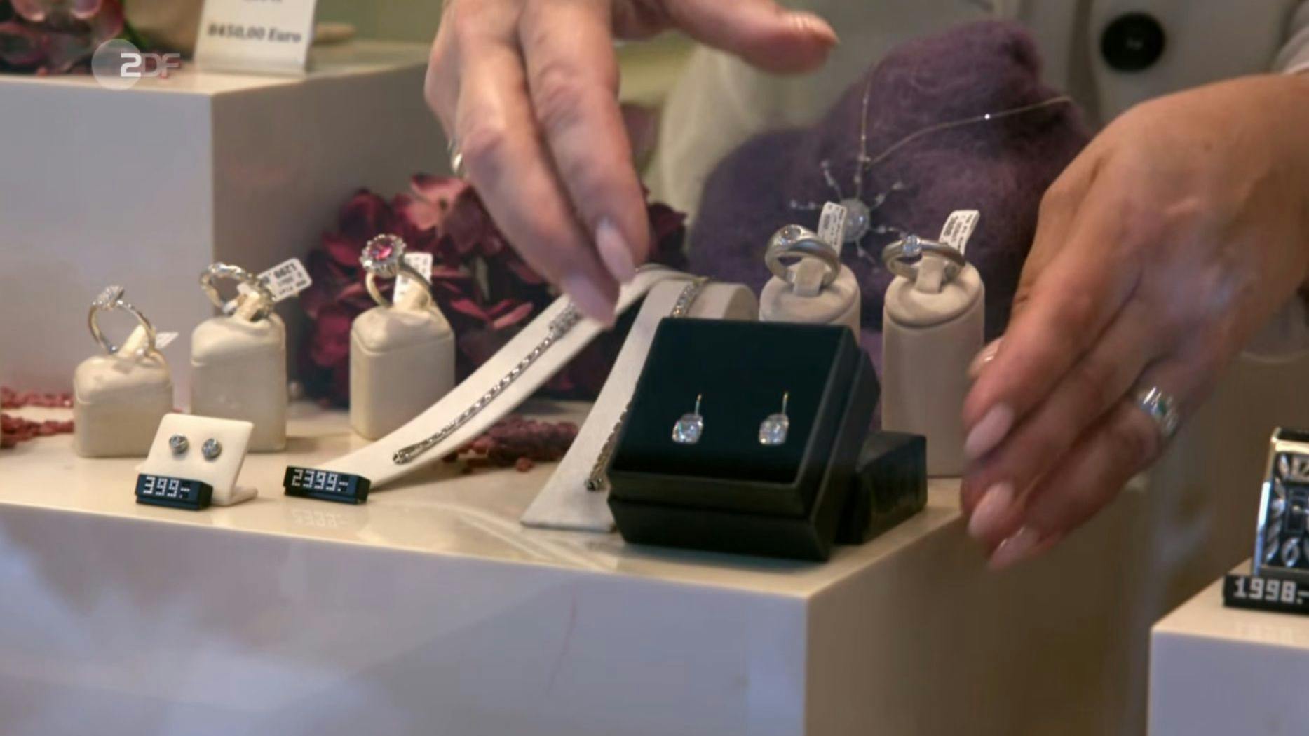 Aus einem Ring wurden zwei Ohrringe - die liegen nun bei „Bares für Rares“-Händlerin Elke Velten im Schmuckgeschäft.