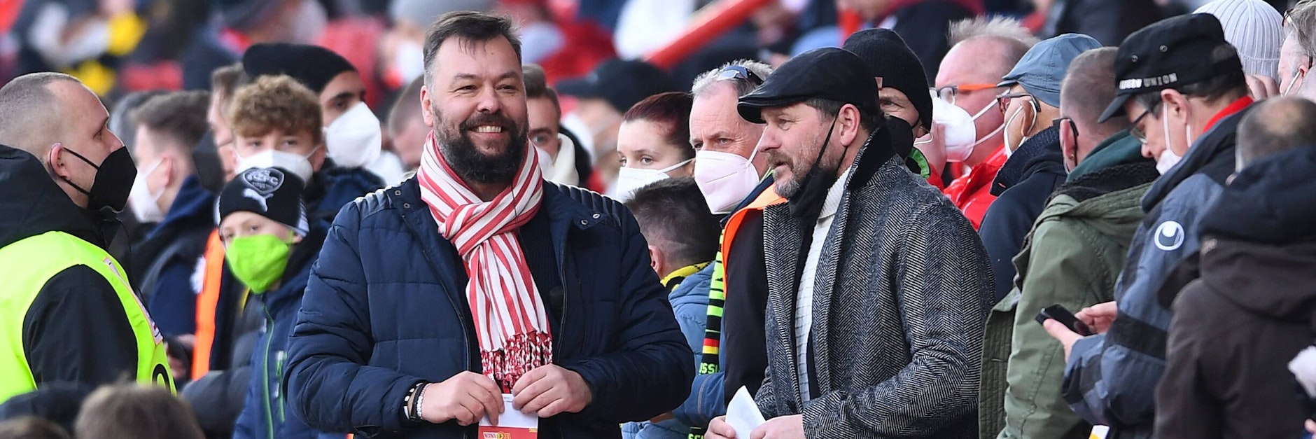 Union-Legende Steffen Baumgart (r.) beim BVB-Spiel der Eisernen im Gespräch mit Pressesprecher Christian Arbeit