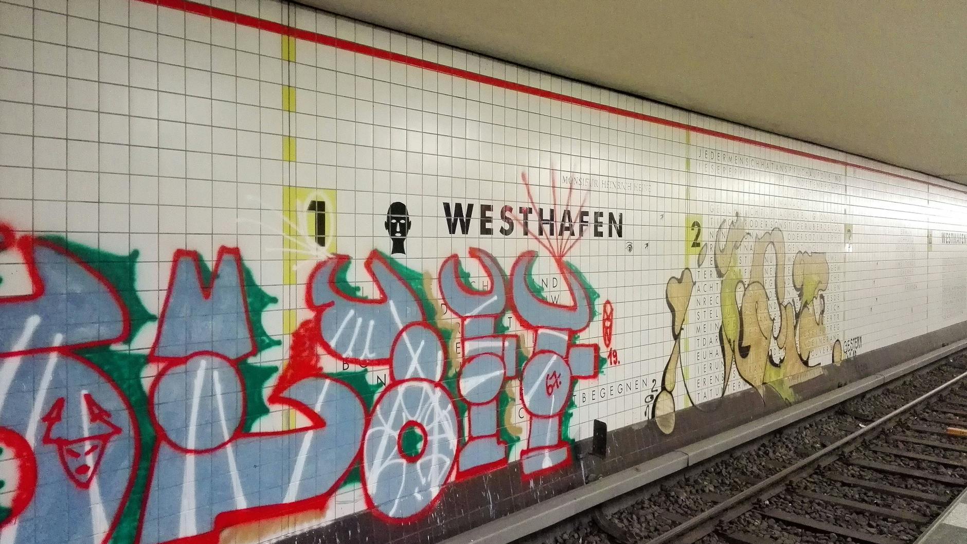 Immer wieder werden die Bahnhöfe auch mit Graffiti beschmiert.