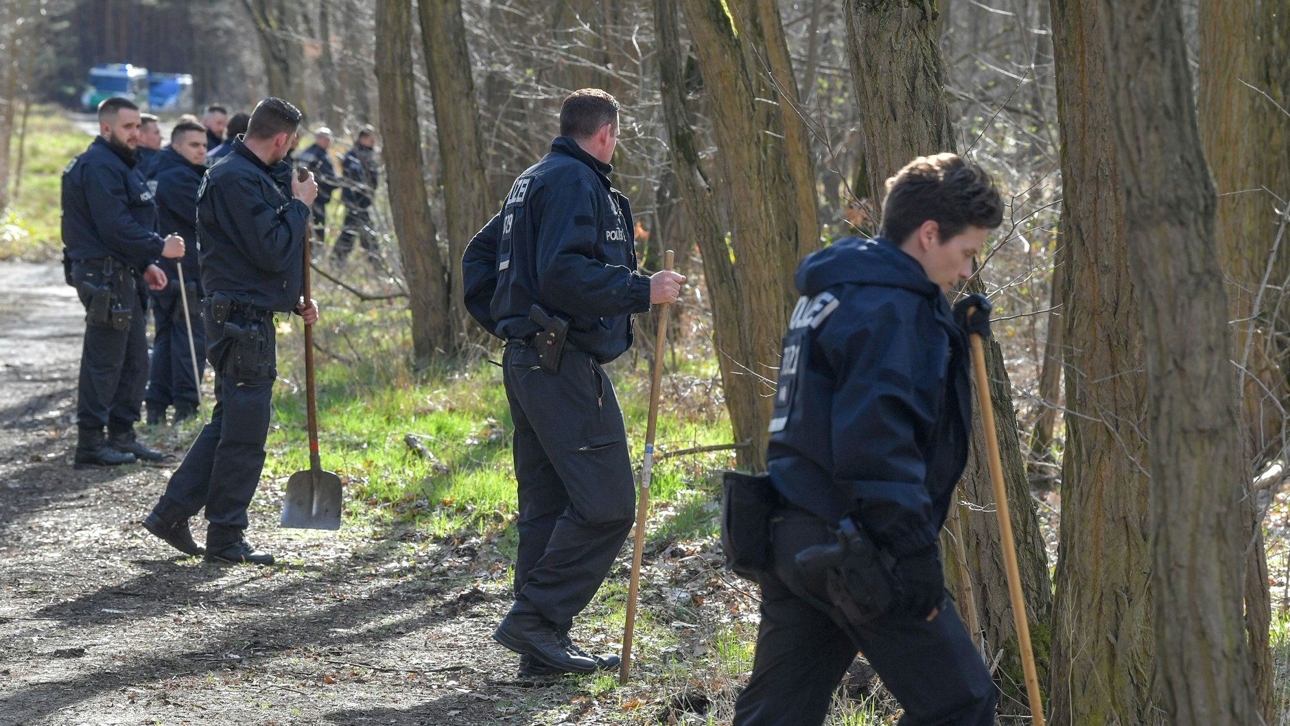 Eine Hundertschaft der Berliner Polizei sucht ein Brandenburger Waldstück nach der vermissten Rebecca ab.
