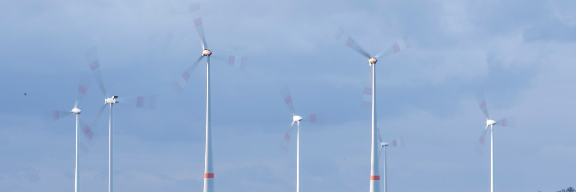 Im brandenburgischen Booßen drehen sich die Windräder.