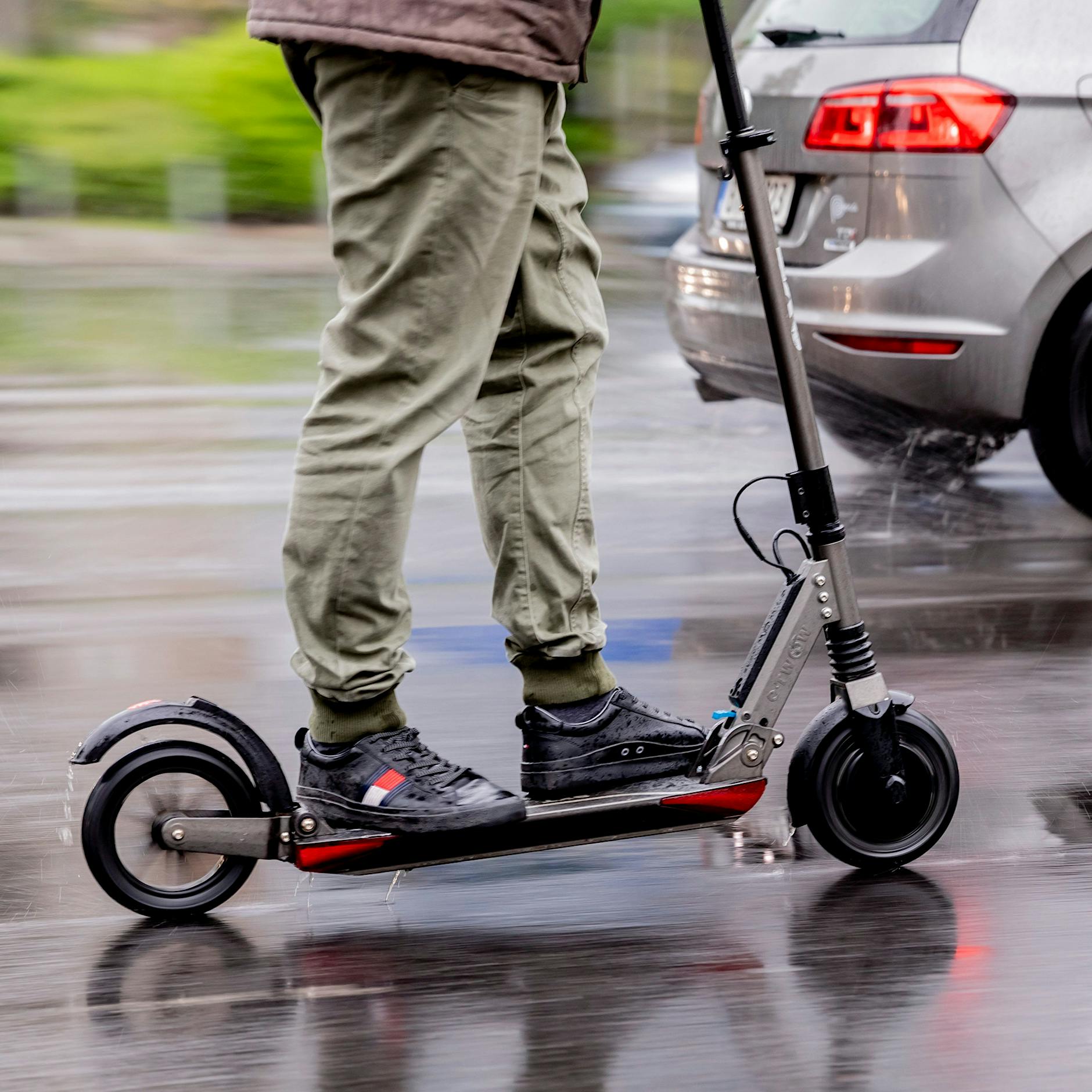 Berlin: 80-Jährige stürzt mit E-Scooter und verletzt sich schwer