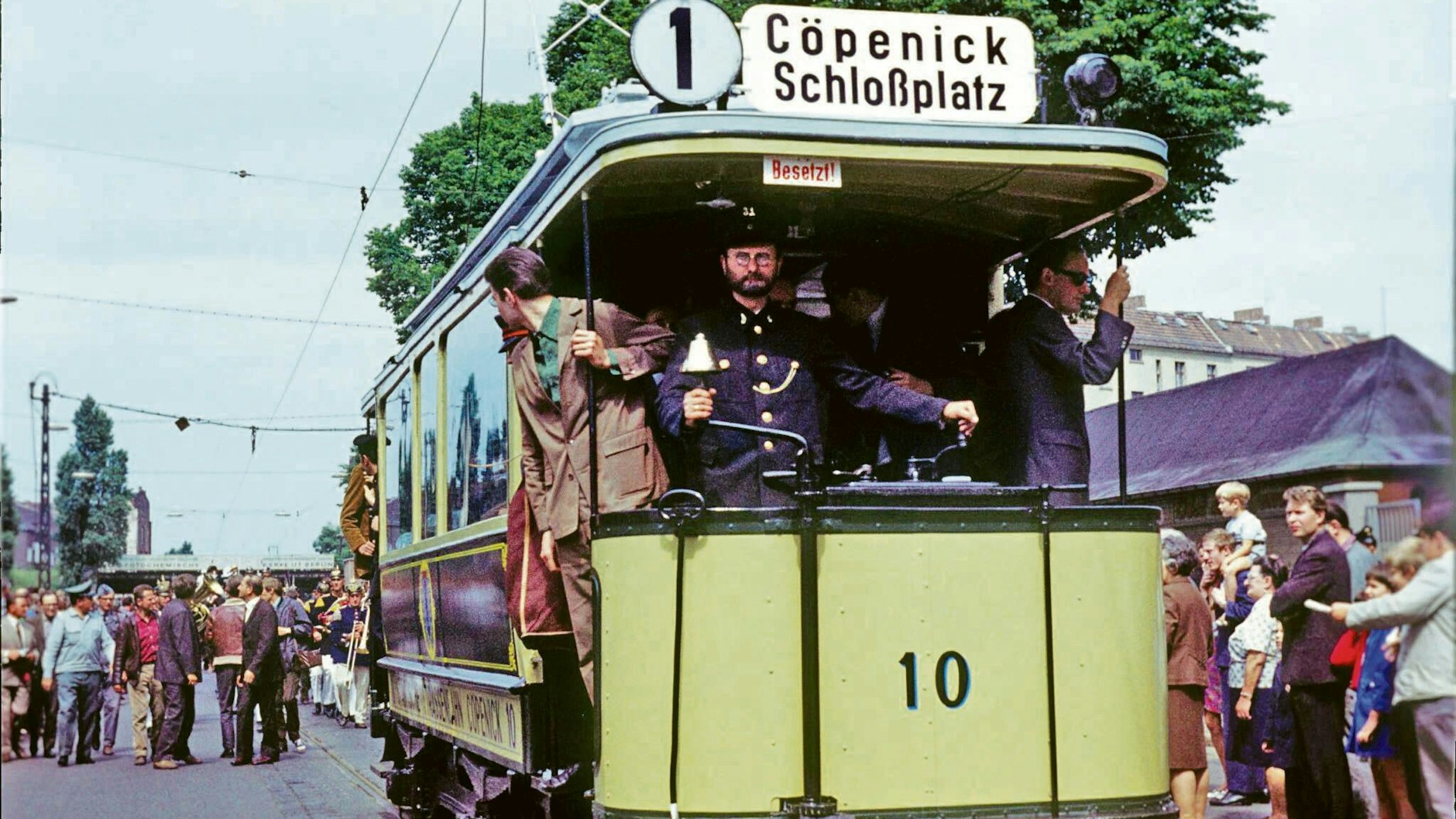 Auch der Triebwagen vom Typ Cöpenick 1, der 1903 gebaut wurde, gehört zum Bestand des Denkmalpflege-Vereins Nahverkehr. Hier ein Bild vom 21. Juni 1969 aus Köpenick.