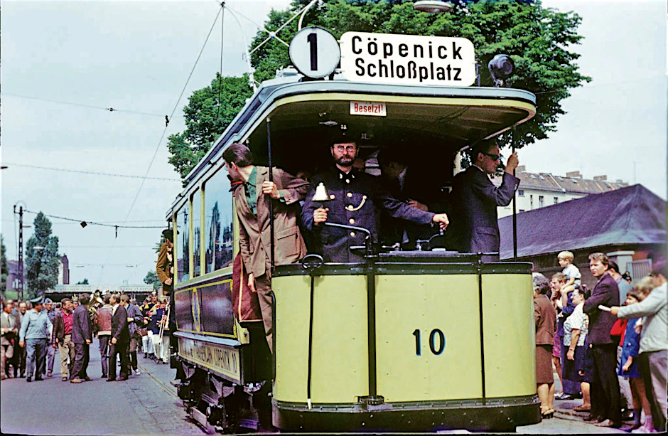 Auch der Triebwagen vom Typ Cöpenick 1, der 1903 gebaut wurde, gehört zum Bestand des Denkmalpflege-Vereins Nahverkehr. Hier ein Bild vom 21. Juni 1969 aus Köpenick.
