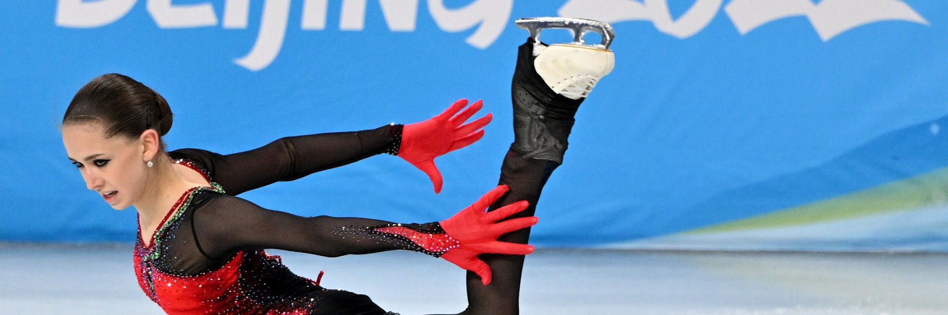 Die Sportrichter haben ihr erstes Urteil in der Doping-Affäre um die russische Olympiasiegerin Kamila Walijewa gefällt. Das IOC scheitert mit dem Versuch, der 15-Jährigen wegen eines Dopingvergehens die Teilnahme am Damen-Einzel zu verwehren.