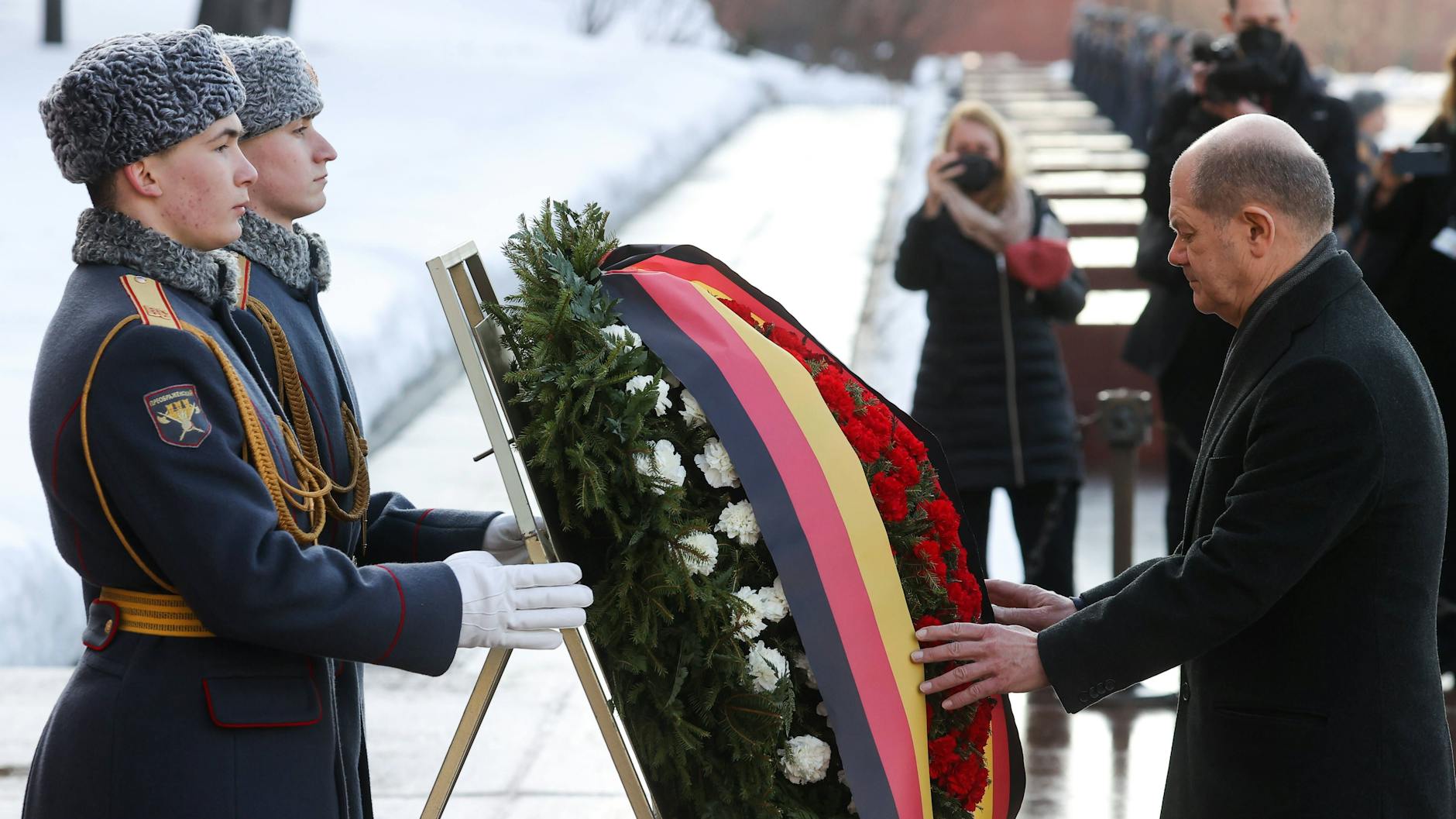 Vor dem Gespräch mit Wladimir Putin legte Kanzler Scholz am Grab des Unbekannten Soldaten an der Kremlmauer ein Blumengebinde ab.