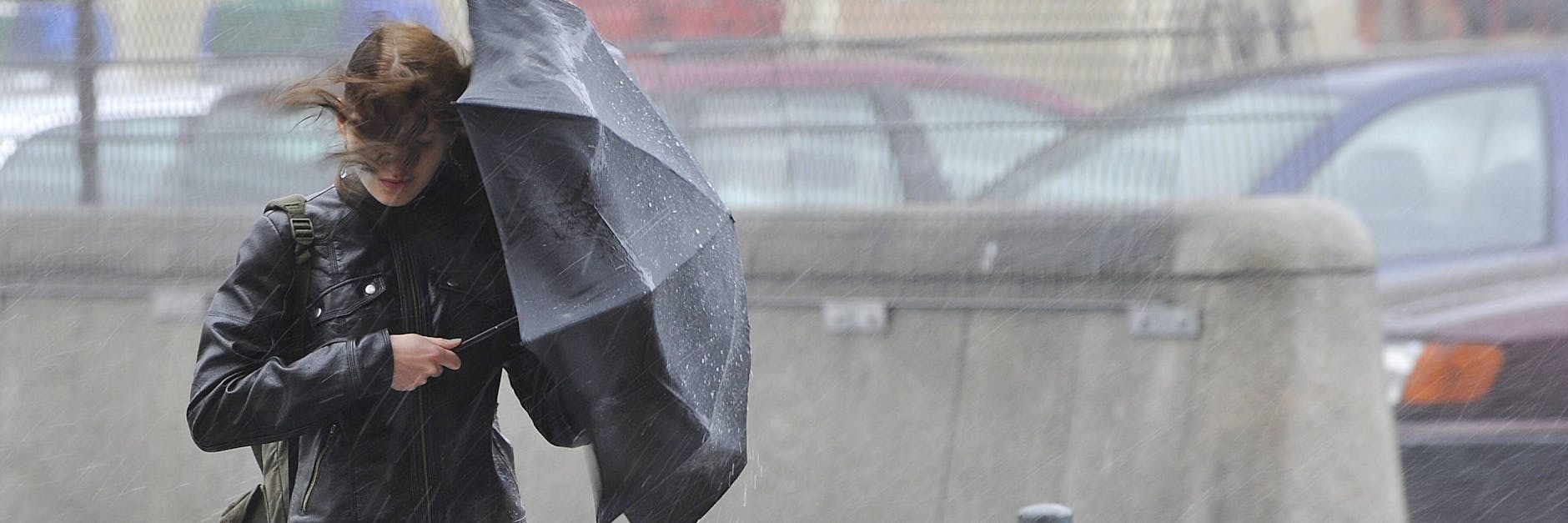 Es wird stürmisch. Ein Orkan droht über ganz Deutschland hinwegzuziehen.