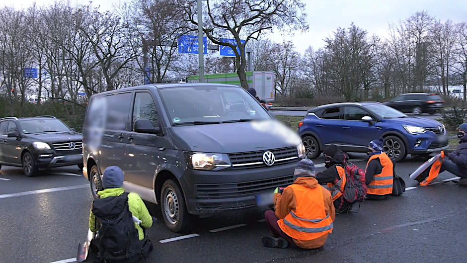 Klimaschützer haben&nbsp; die Abfahrt der Berliner Stadtautobahn A100 unweit des ICC blockiert.