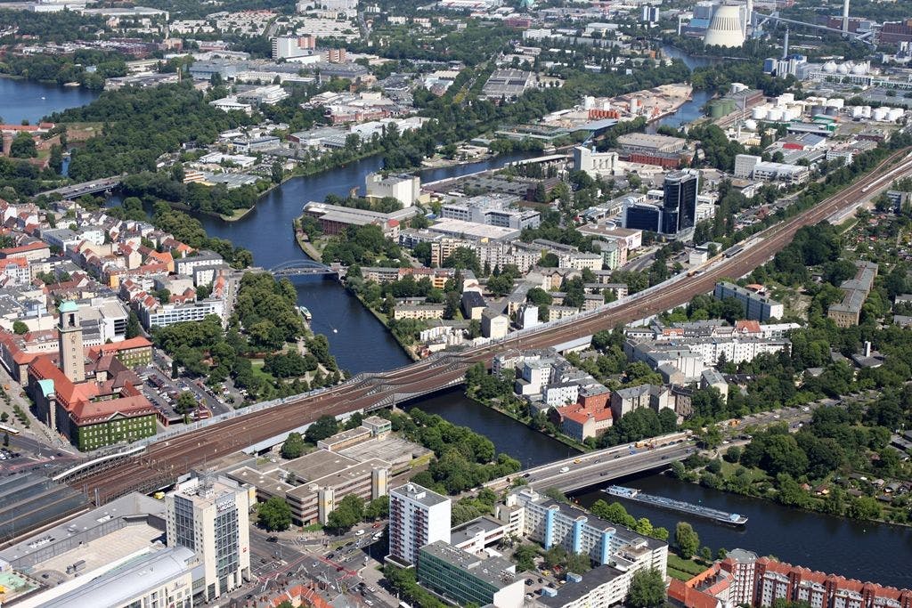Spandau und seine Flüsse aus der Luft. Im Bildteil oben links mündet die Spree in die Havel. Noch behindert dort eine Landzunge, das Spandauer Horn, den Schiffsverkehr. Demnächst wird sie weggebaggert.