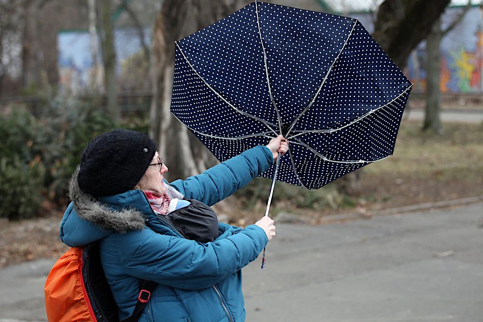 Berlin: Eine Frau mit Regenschirm kämpft gegen den Sturm an (Symbolbild).