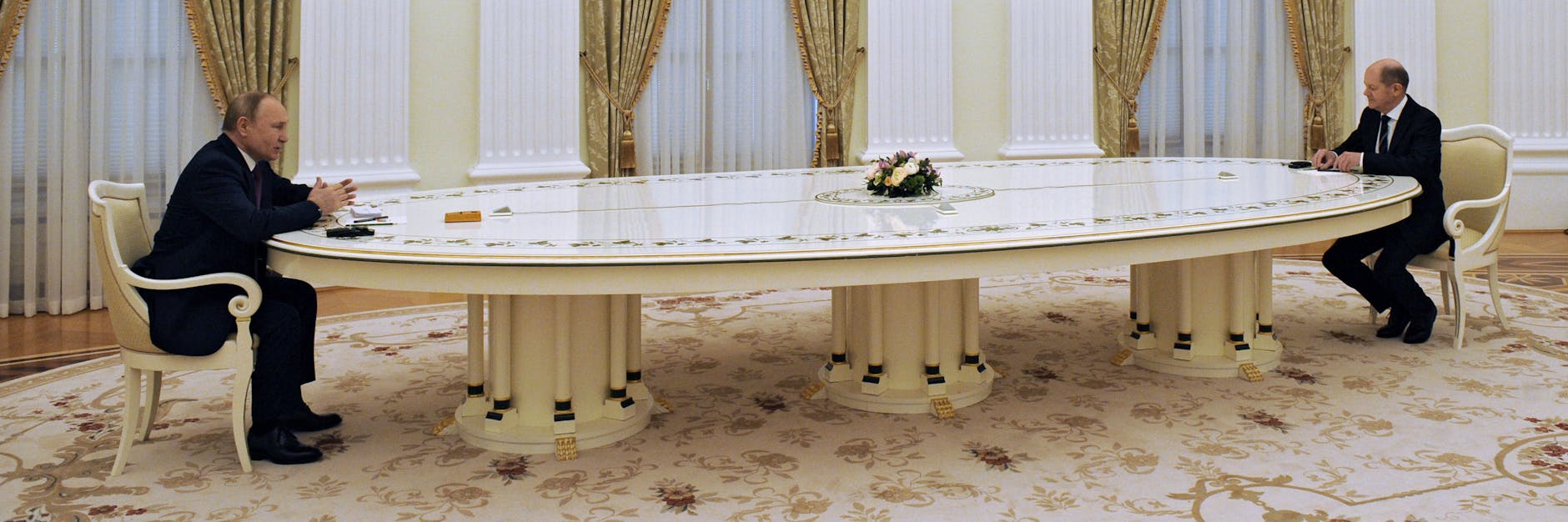 So weit liegen die Positionen auseinander: Russlands Präsident Wladimir Putin und Bundeskanzler Olaf Scholz (SPD) bei ihrem Treffen im Kreml.