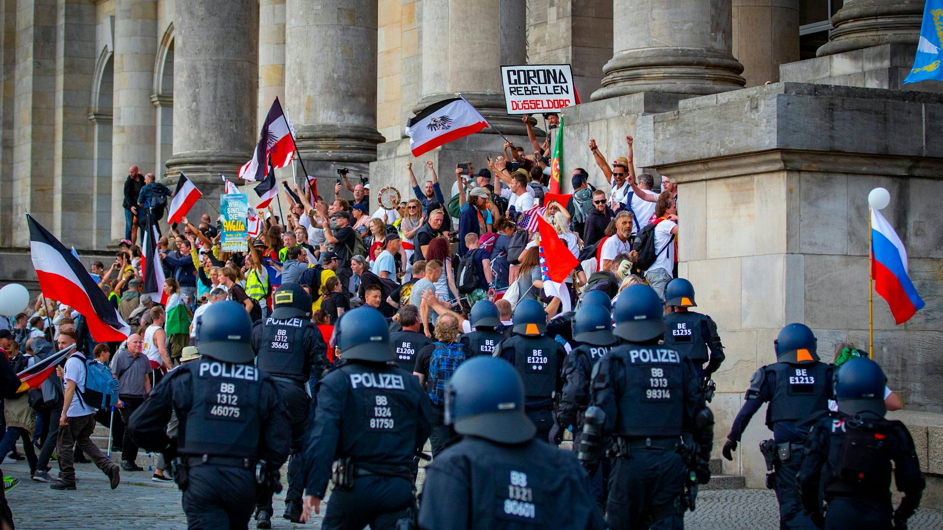 Im August 2020 durchbrachen Demonstranten bei einer Demo gegen die Corona-Politik mehrere Absperrungen und stürmten die Reichstagstreppen. Um Corona-Protest-Demos kümmern sich die EG Quer und die EG Stopp.