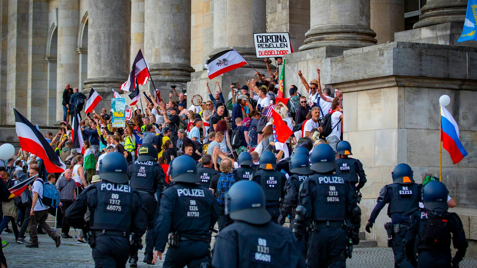 Im August 2020 durchbrachen Demonstranten bei einer Demo gegen die Corona-Politik mehrere Absperrungen und stürmten die Reichstagstreppen. Um Corona-Protest-Demos kümmern sich die EG Quer und die EG Stopp.