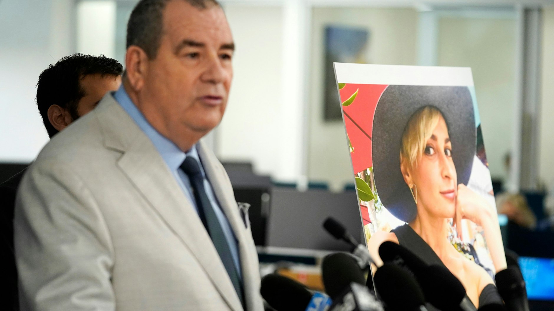 Brian Panish (l.) ein Anwalt der Familie von Hutchins, steht neben einem Bild der verstorbenen Kamerafrau Halyna Hutchins während er bei einer Pressekonferenz spricht.