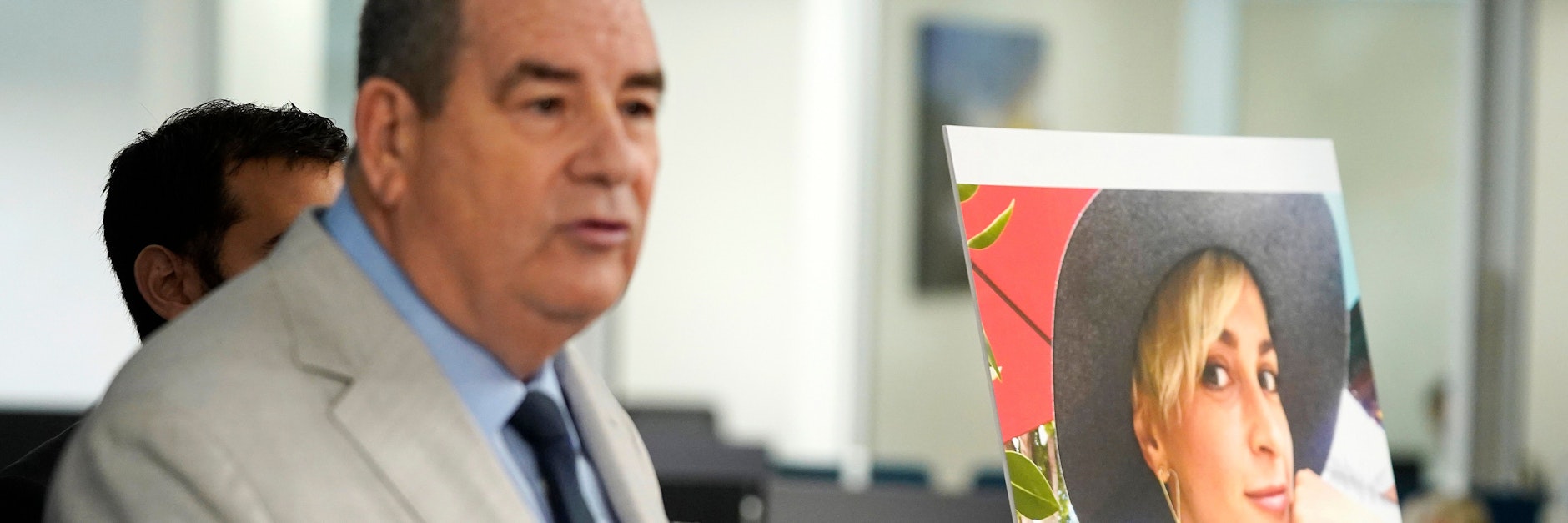 Brian Panish (l.) ein Anwalt der Familie von Hutchins, steht neben einem Bild der verstorbenen Kamerafrau Halyna Hutchins während er bei einer Pressekonferenz spricht.