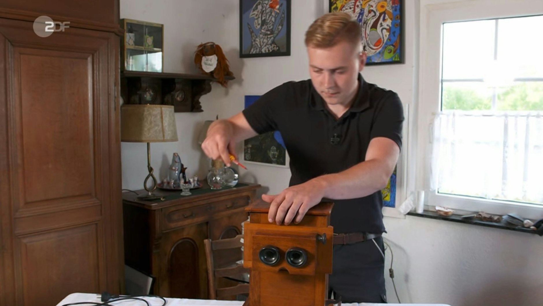 Ein befreundeter Elektriker hilft&nbsp;„Bares für Rares“-Star Walter Lehnertz bei der Umsetzung seiner Idee.