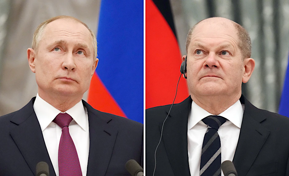 15.02.2022, Russland, Moskau: Bundeskanzler Olaf Scholz (SPD, r.) und Russlands Präsident&nbsp;Wladimir Putin nach einem mehrstündigen Vier-Augen-Gespräch auf einer gemeinsamen Pressekonferenz im Kreml.