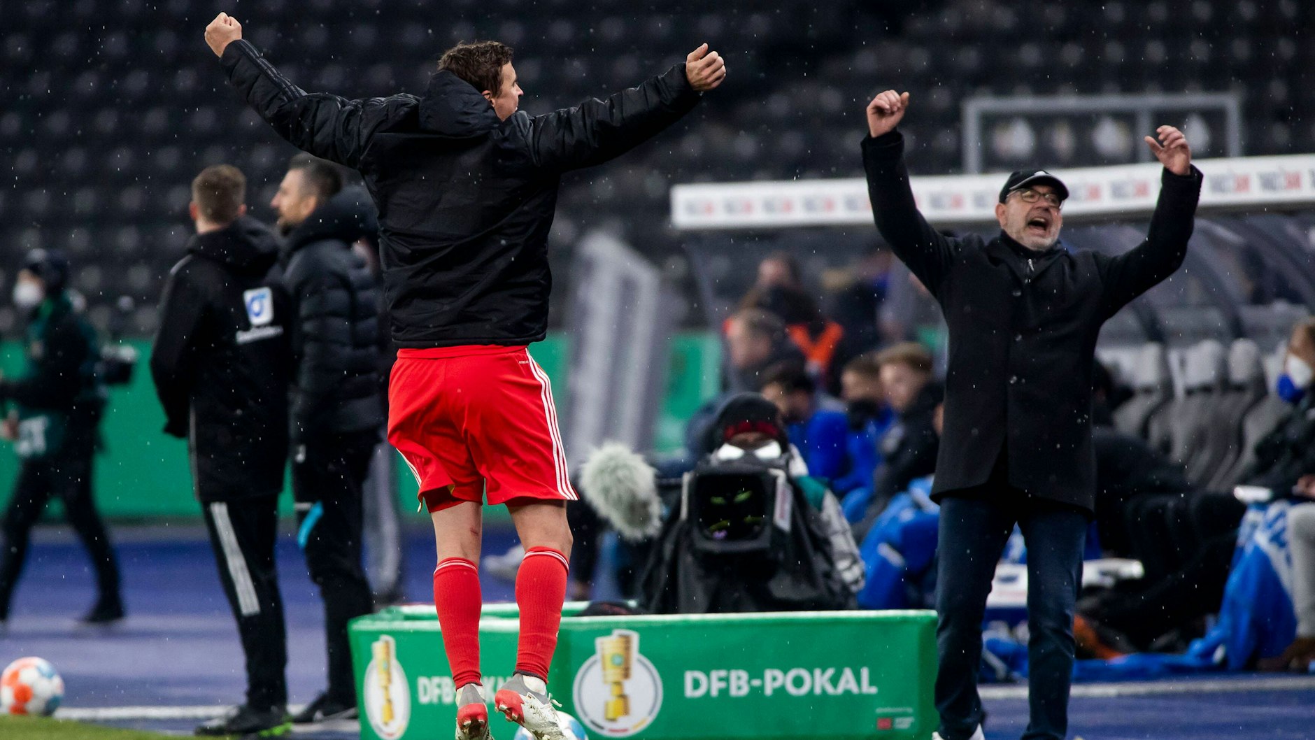 Den Derby-Sieg gegen Hertha BSC feierte Ex-Unioner Max Kruse und Trainer Urs Fischer noch ausgelassen – selbst als Kruse bereits ausgewechselt war.