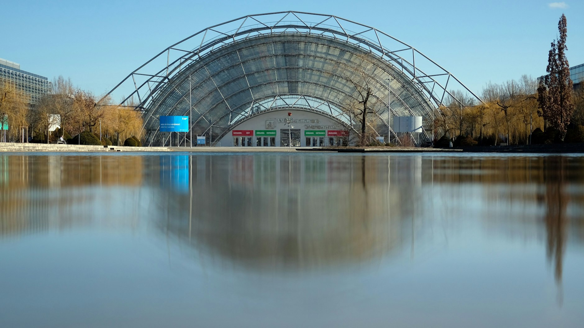 Die Fassade der Glashalle des Messegeländes in Leipzig.
