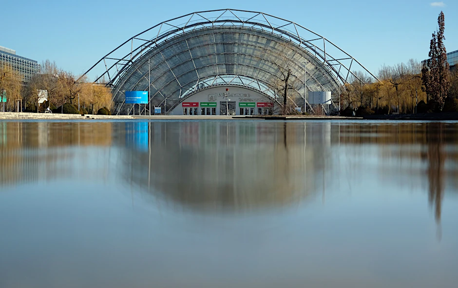 Die Fassade der Glashalle des Messegeländes in Leipzig.