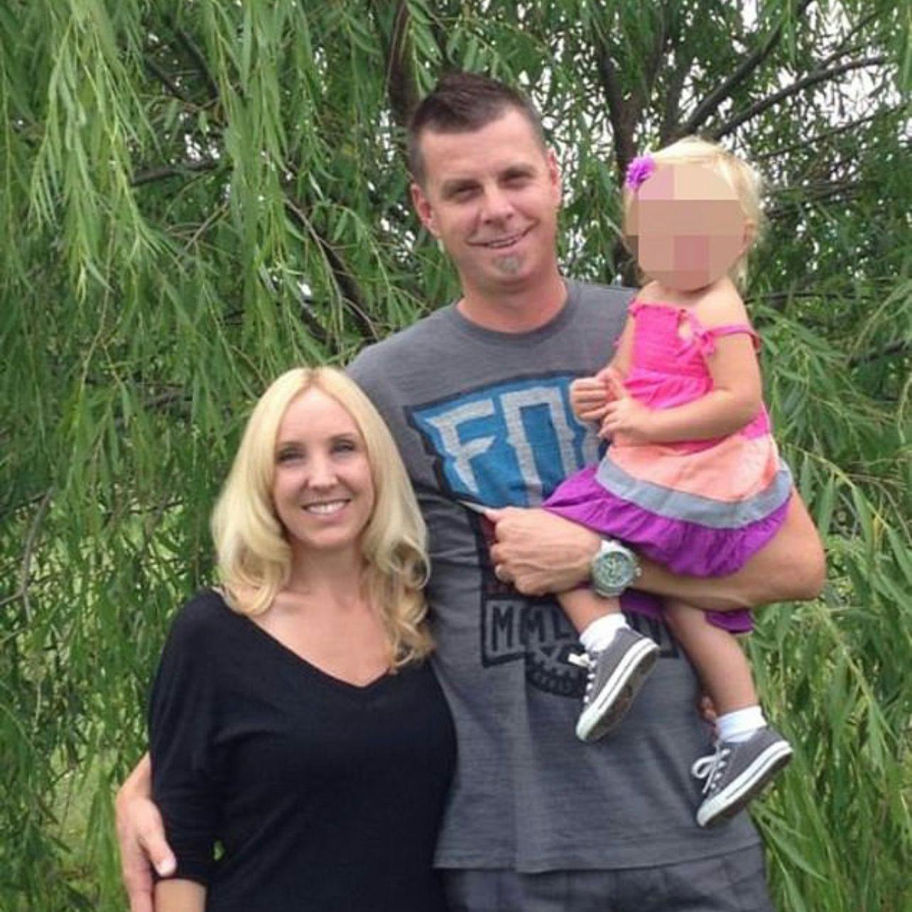 Chad und Nicole Oulson mit ihrer Tochter. Der Vater wurde im Kino kaltblütig ermordet.