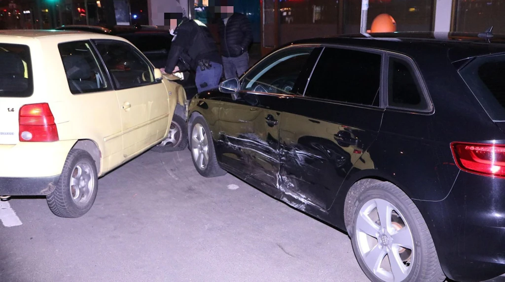 Wilmersdorf: Pkw kracht in parkende Autos – Fahrer flüchtet