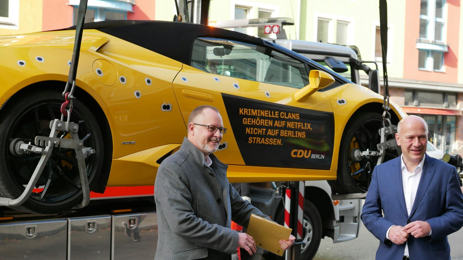 Bilder des Wahlkampfs: Im Oktober 2020 posierten Falko Liecke und CDU-Spitzenkandidat Kai Wegner vor einem gemieteten Lamborghini mit aufgeklebten Einschusslöchern. Darauf der Spruch: „Kriminelle Clans gehören auf Netflix, nicht auf Berlins Strassen.“