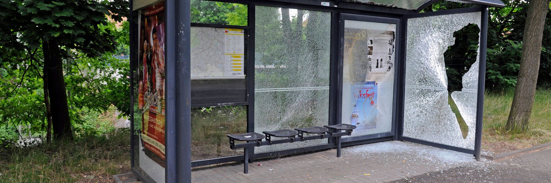 Wieder wurde eine Bushaltestelle durch Steinewerfer entglast. Jetzt sollen Plexiglasscheiben kommen.