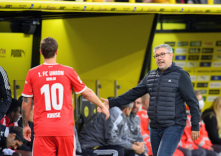 Ein verbales Nachtreten als Folge für seine häufigen Auswechslungen durch Union-Trainer Urs Fischer (r.) hätte sich Max Kruse (l.) sparen können.