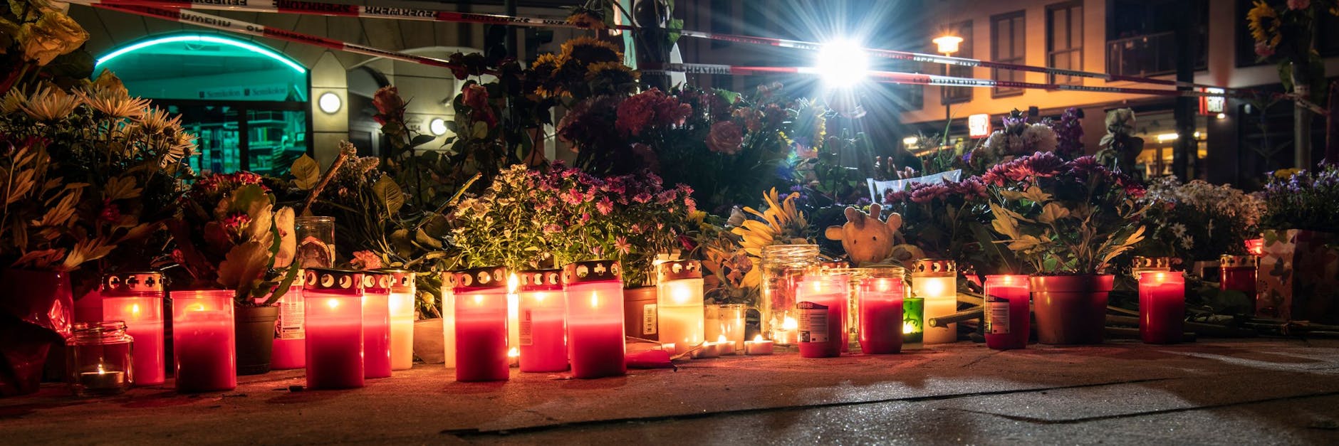 Kurz nach dem Unfall in der Invalidenstraße, Ecke Ackerstraße: Mit Blumen und Kerzen wird der vier getöteten Menschen gedacht.