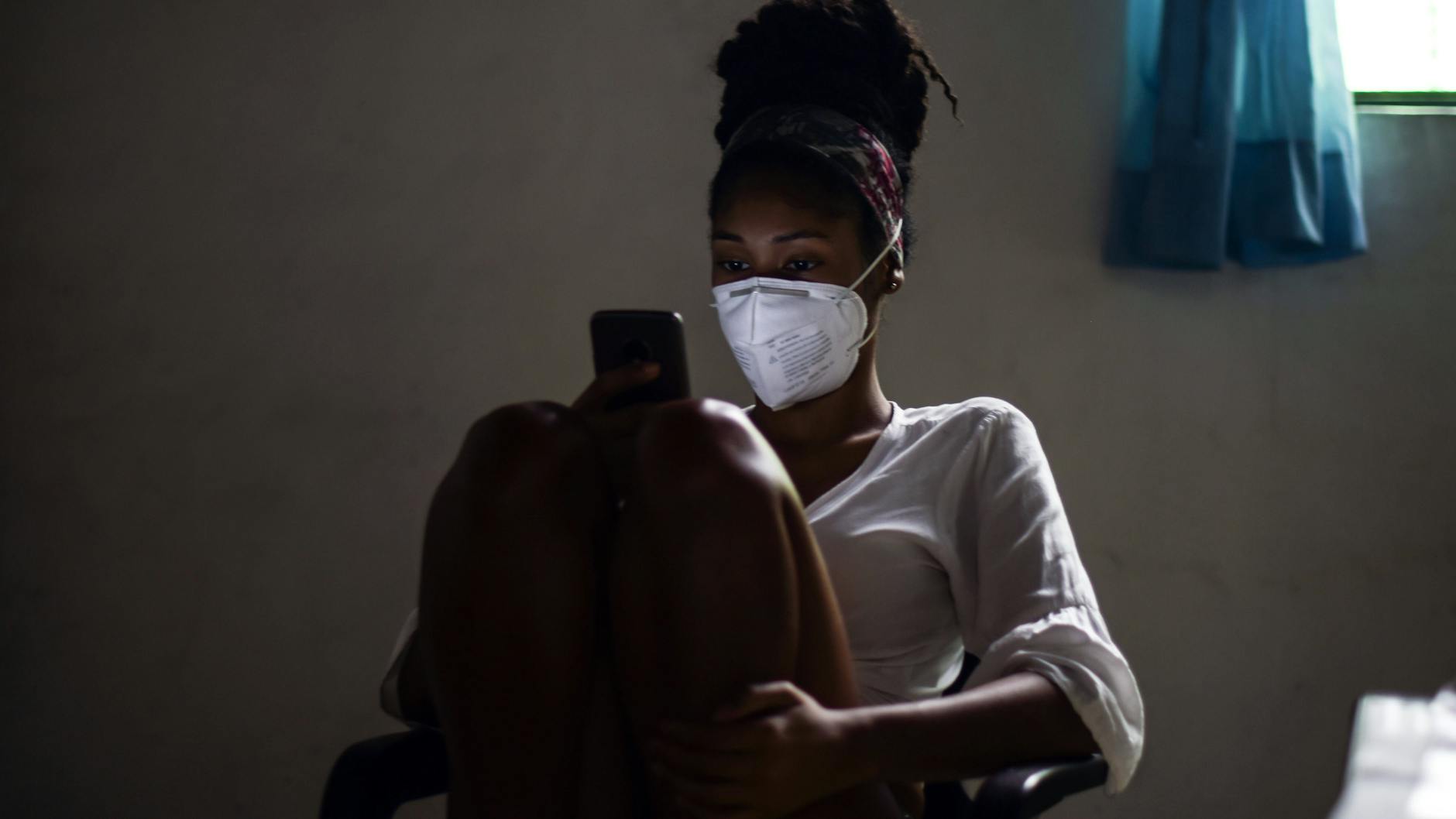 Wer gesichert infiziert ist oder Verdacht auf Corona hat, sollte sich unabhängig vom Impfstatus der Haushaltsmitglieder getrennt aufhalten und wenn möglich in ein Einzelzimmer zurückziehen.