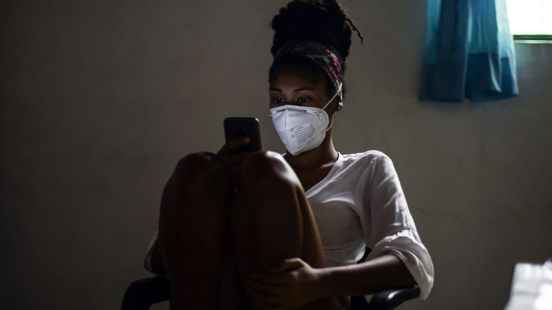 Wer gesichert infiziert ist oder Verdacht auf Corona hat, sollte sich unabhängig vom Impfstatus der Haushaltsmitglieder getrennt aufhalten und wenn möglich in ein Einzelzimmer zurückziehen.