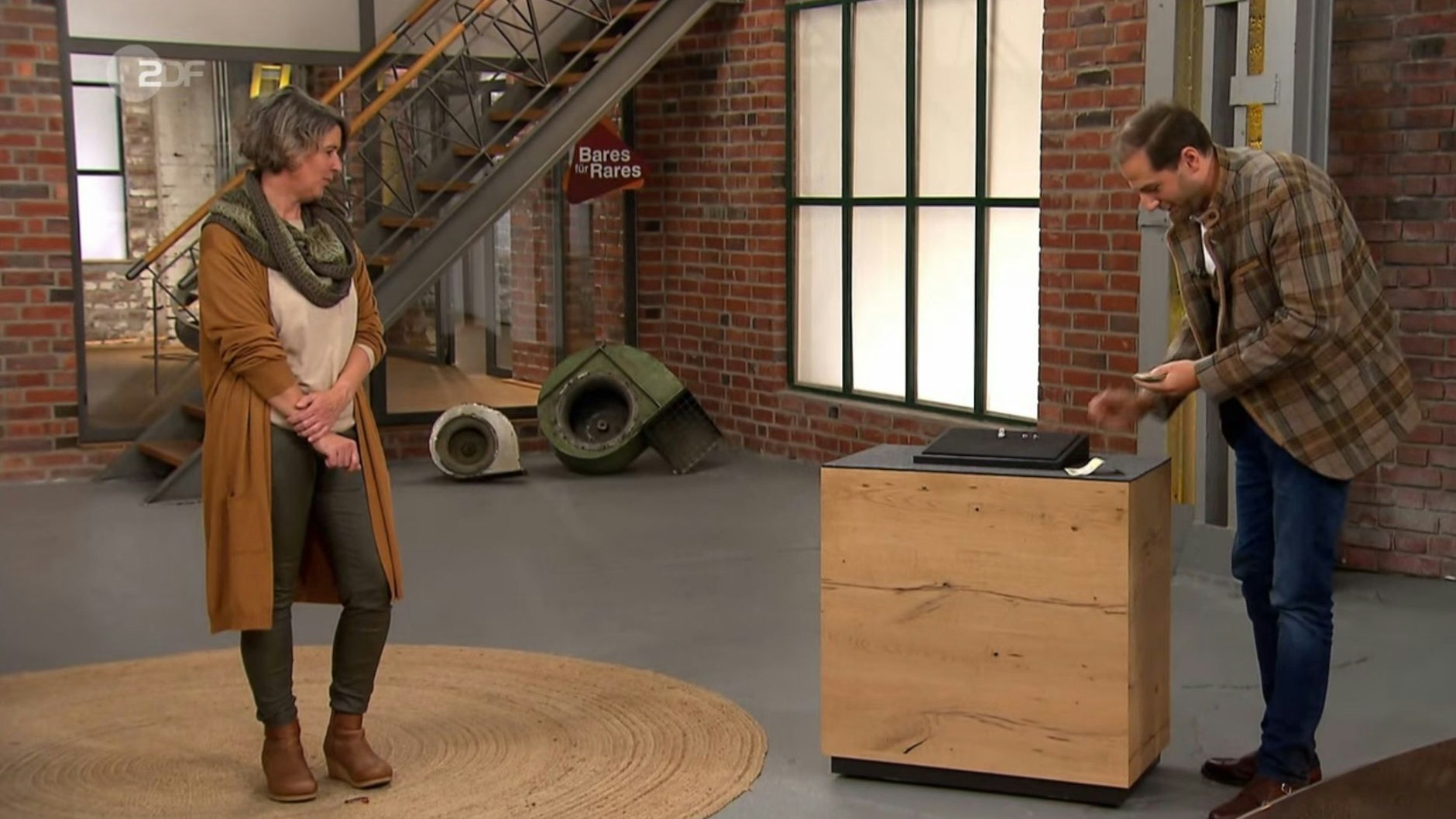 „Bares für Rares“-Händler Julian Schmitz-Avilla sichert sich den Zuschlag für das Schmuck-Konvolut.