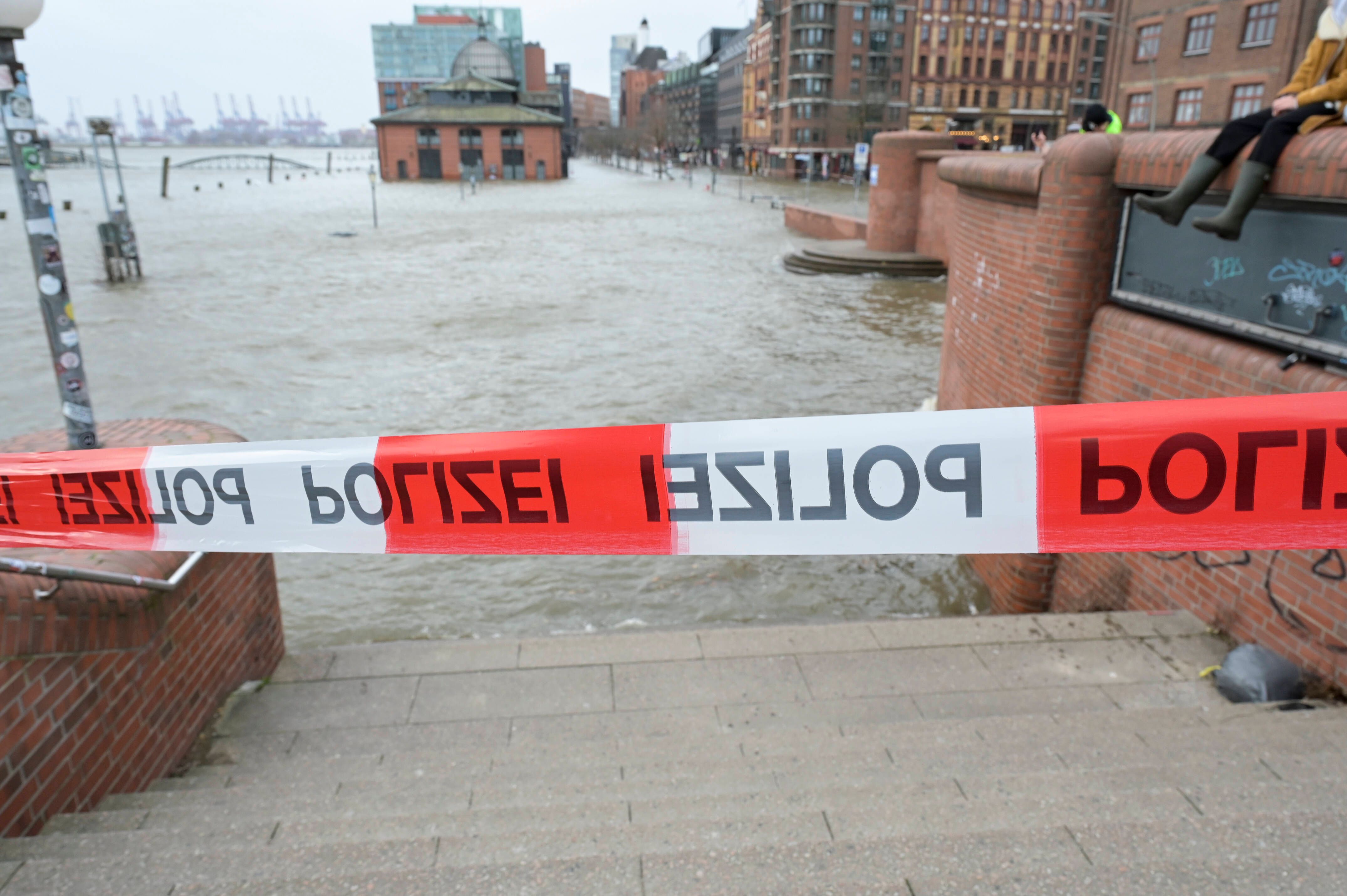 Orkan-Aussichten immer wilder: Lebensgefahr, Tornado-Risiko auch in Berlin! +++ Sturmflut-Warnung, erstes Bundesland macht ALLE Schulen dicht