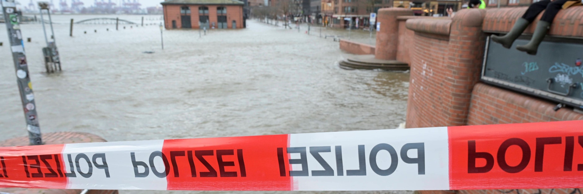 Kein ungewohntes Bild in Hamburg: Überschwemmung am Fischmarkt an der Elbe