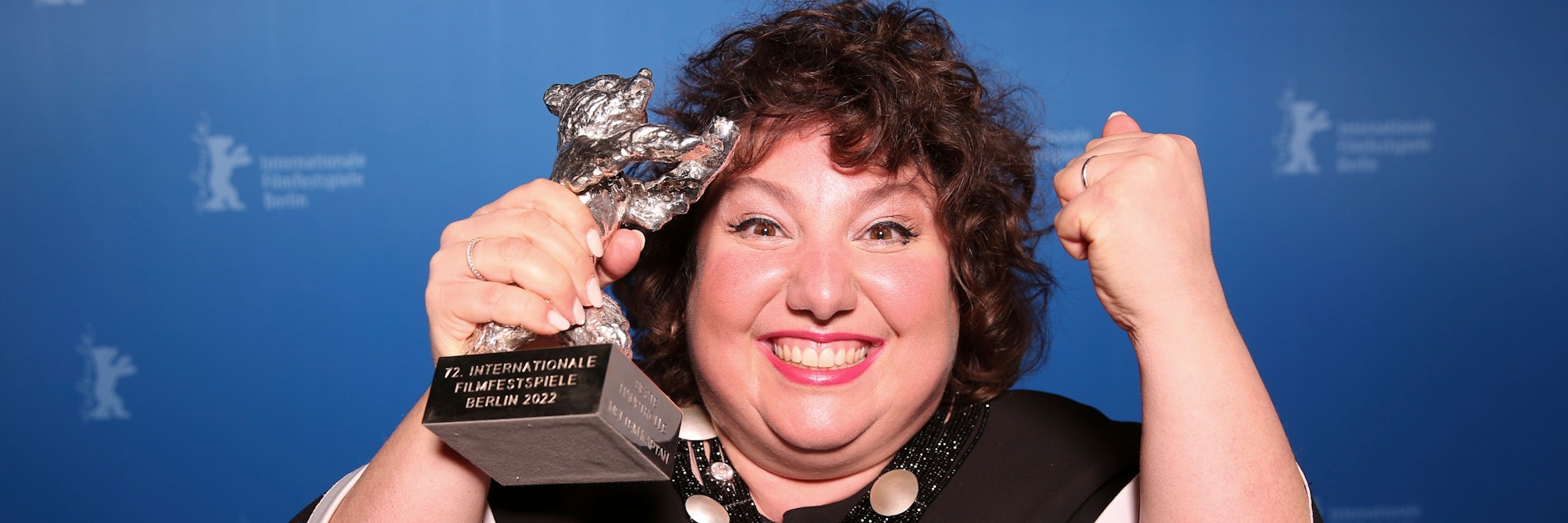 Die deutsche Schauspielerin Meltem Kaptan freut sich irrsinnig über ihren Silbernen Bären.