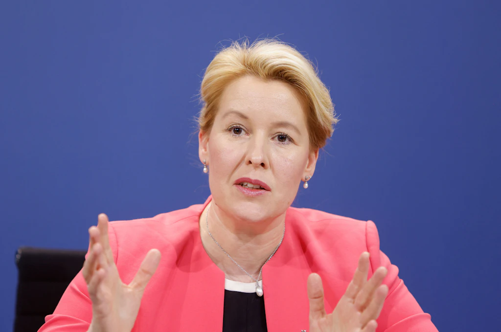 Corona in Berlin: Giffey geht von Ende der Maskenpflicht 2023 aus