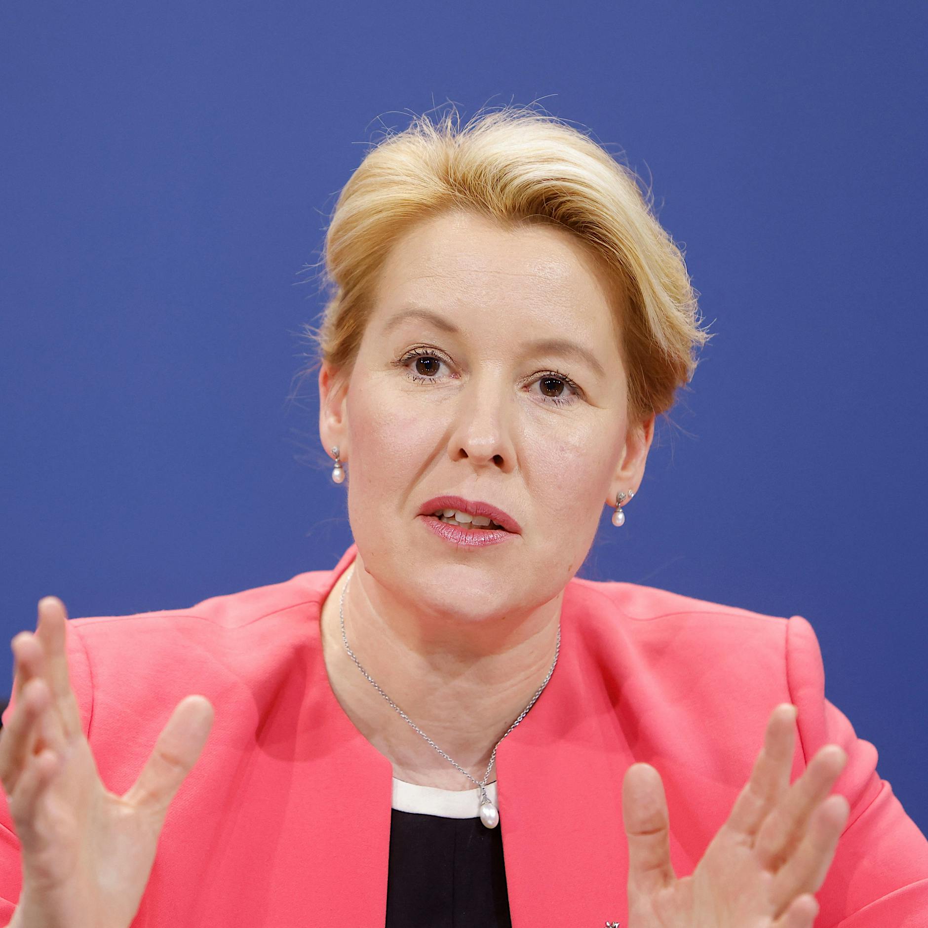 Corona in Berlin: Giffey geht von Ende der Maskenpflicht 2023 aus