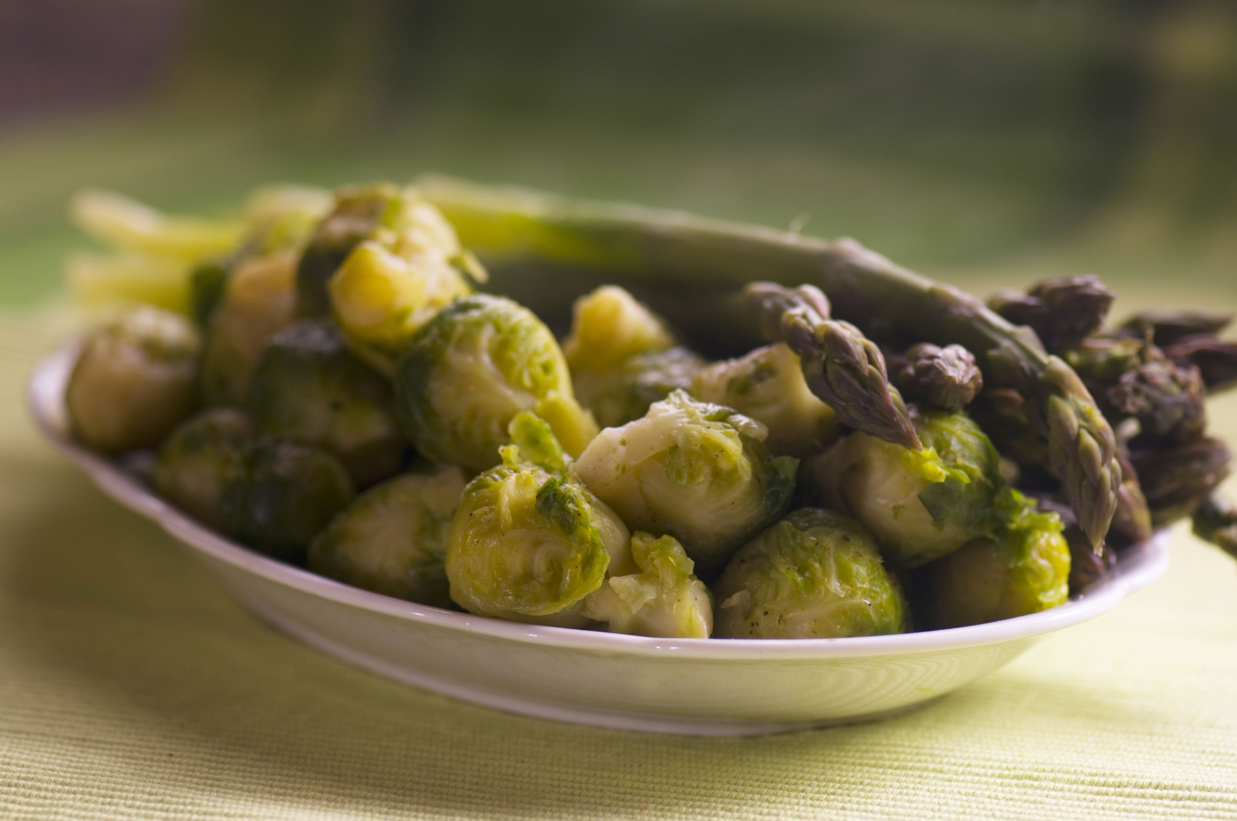 Salat mit Rosenkohl und Spargel: Dieses leckere Rezept verbindet den Winter mit dem Frühling