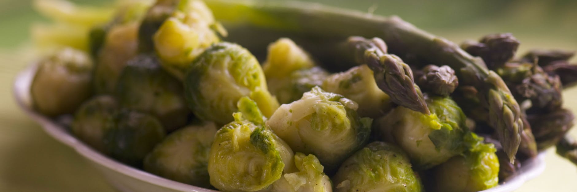 In diesem Rezept kommt grüner Spargel mit Rosenkohl zusammen.