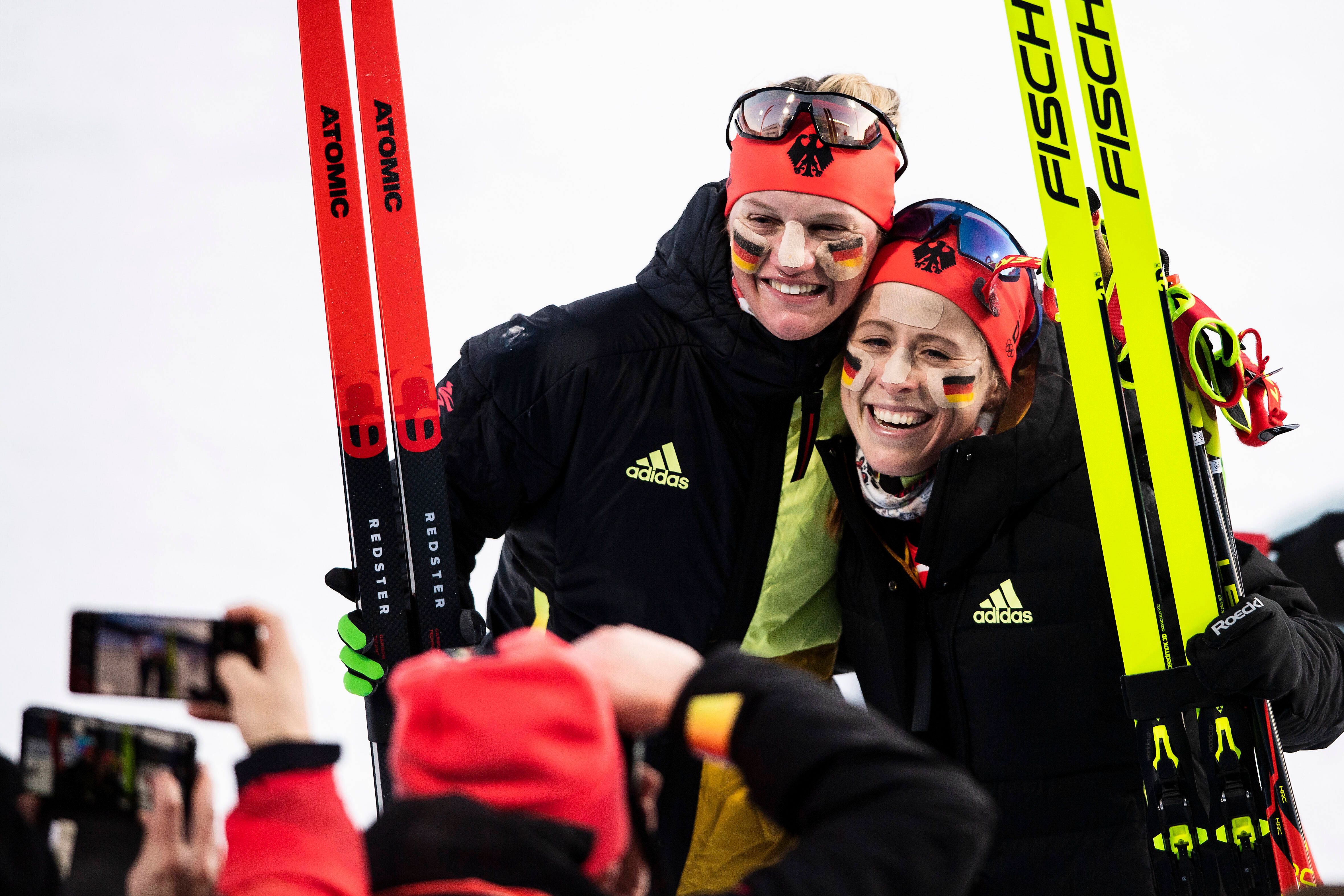 Image - Der Olympia-Mittwoch auf einen Blick:  +++ Sensation im Langlauf: Henning und Carl holen Gold +++Biathletinnen gewinnen erste Staffel-Medaille seit 2010  +++ Slalom-Ass Linus Straßer nur Siebter +++