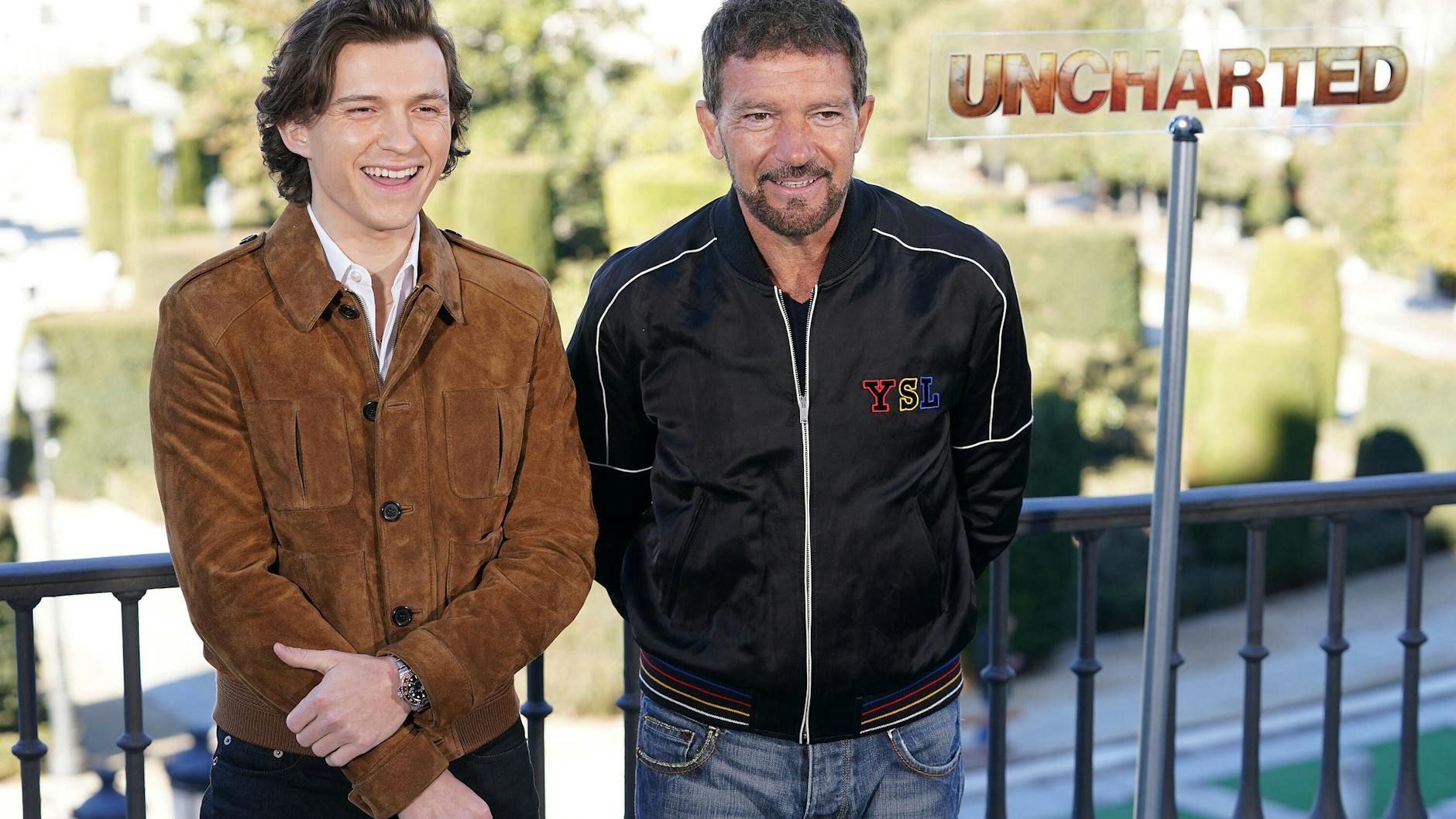 Auch Antonio Banderas spielt zusammen mit Tom Holland in „Uncharted“.