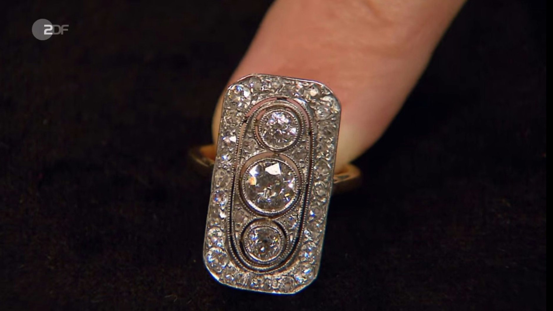 Der Ring, der bei „Bares für Rares“ zum Verkauf steht, ist unter anderem mit drei großen Steinen, die zusammen mehr als 1,5 Karat auf die Wage bringen, besetzt.