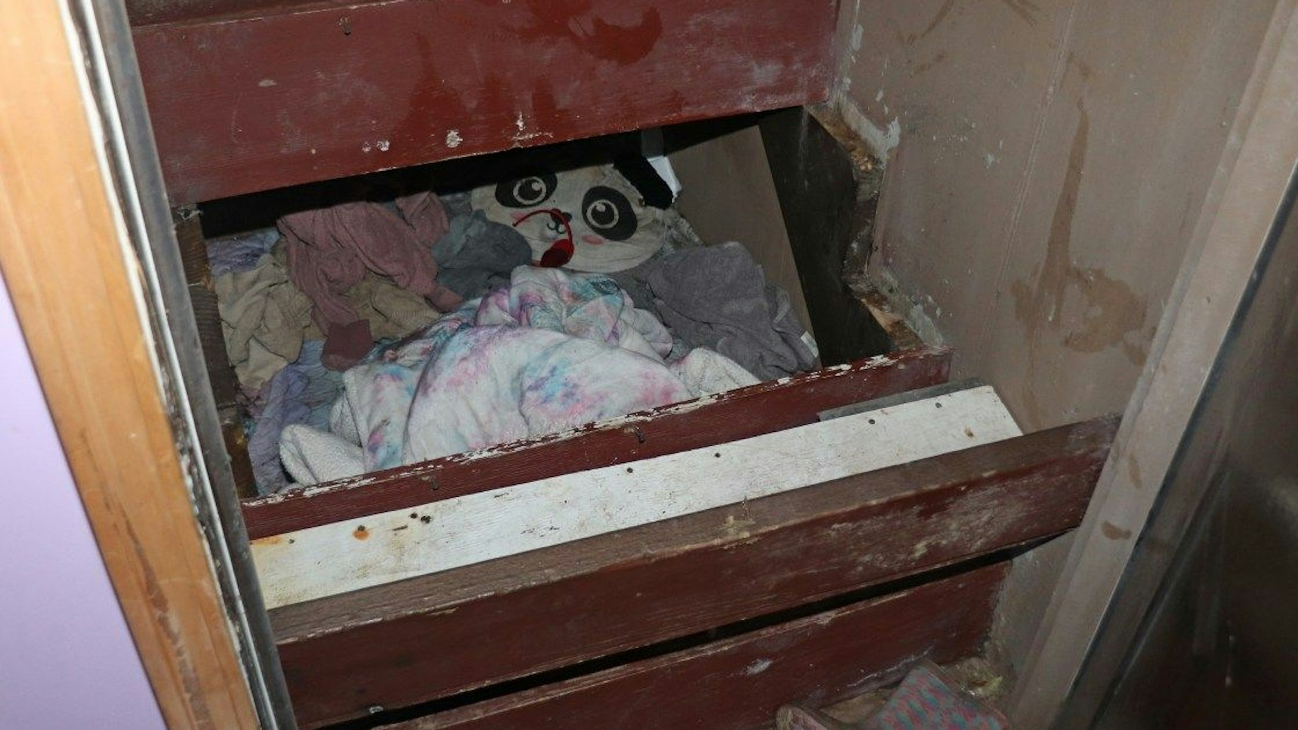 Paislee Shultis (jetzt 6) wurde an diesem versteckten Ort unter dieser Treppe in einem Wohnhaus in New York gefunden.