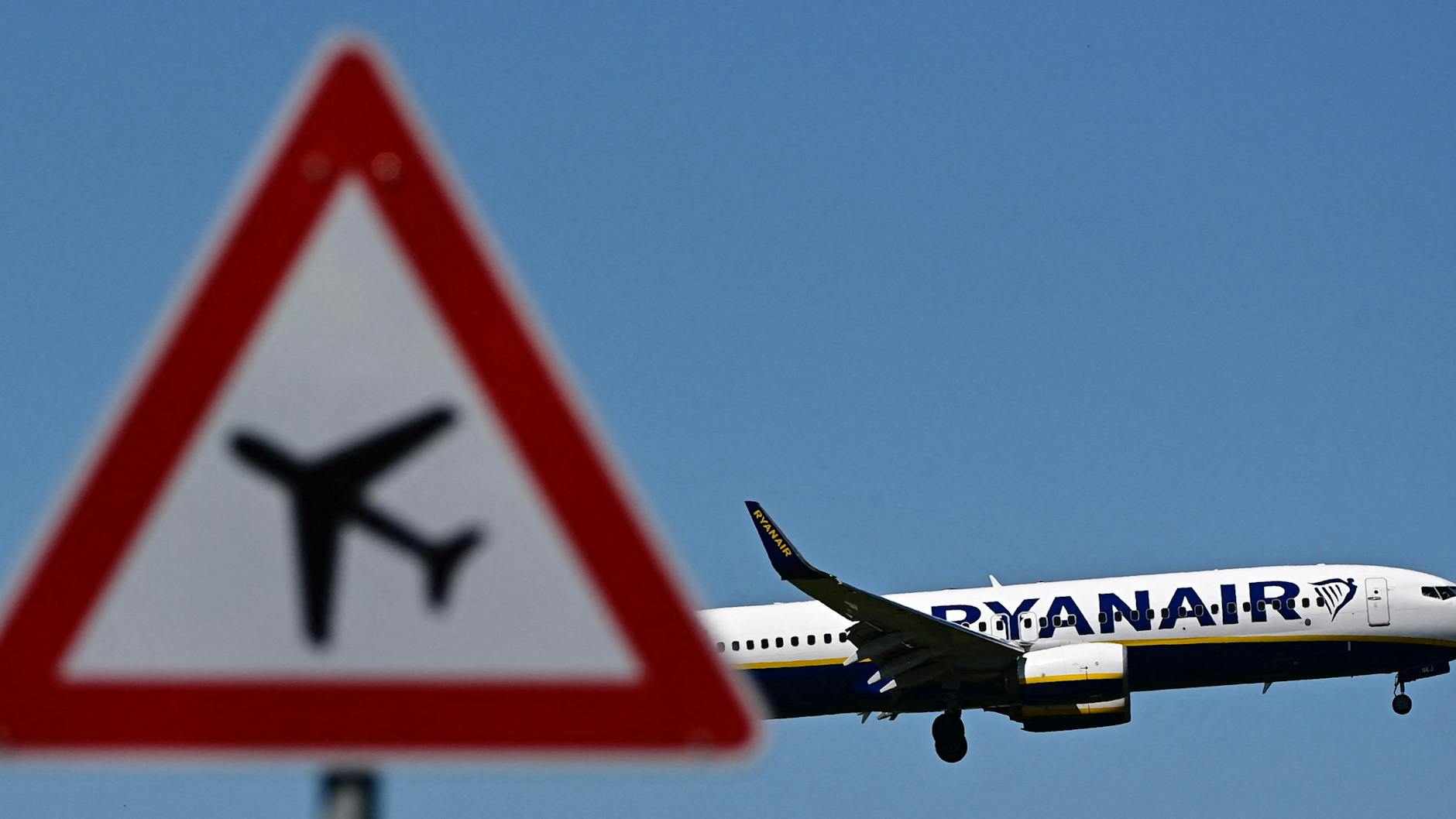 Im Anflug auf den BER: ein Ryanair-Flugzeug in Schönefeld.