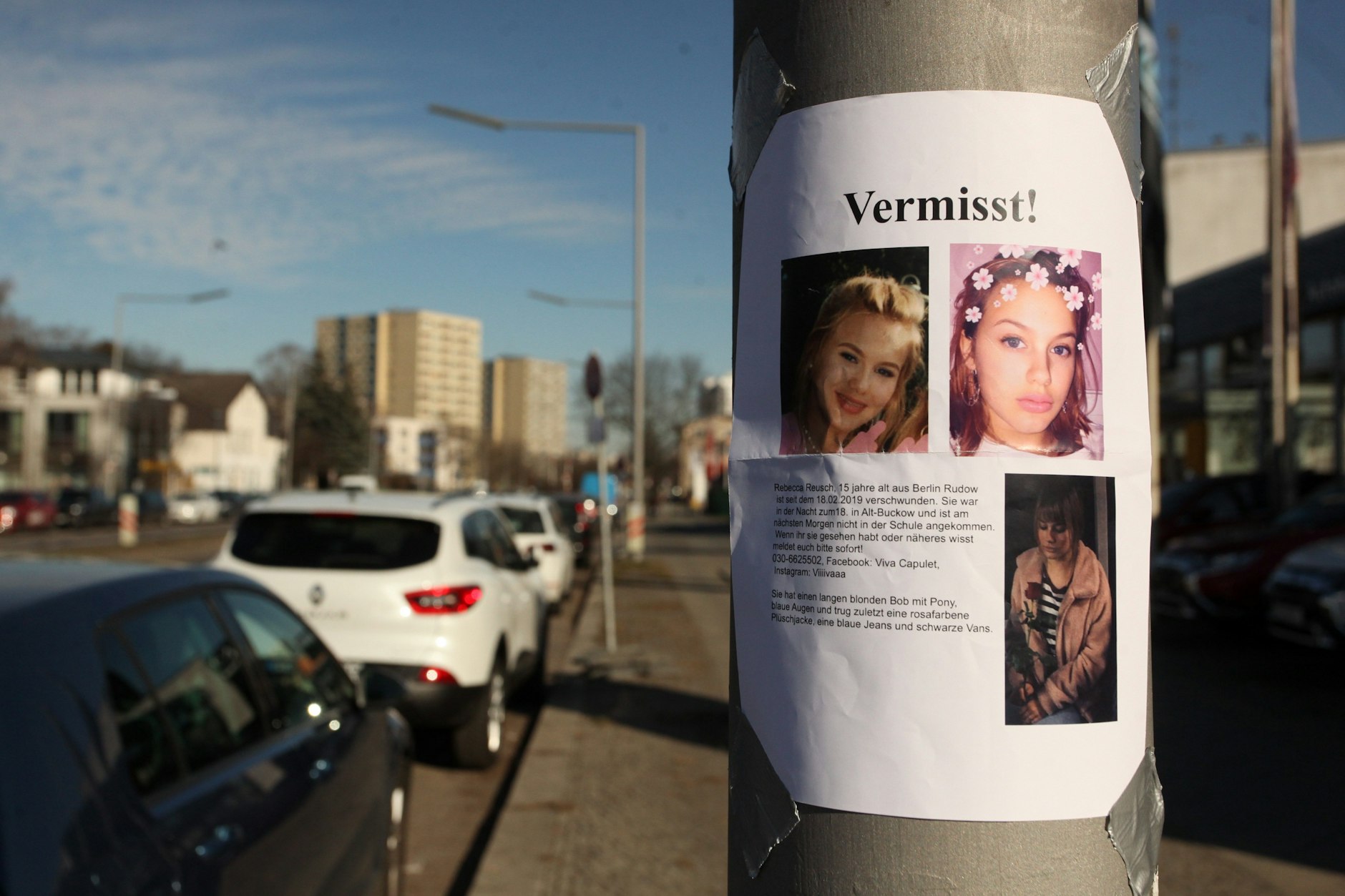 Freunde von Rebecca machten sich auf die Suche. Sie klebten Plakate.