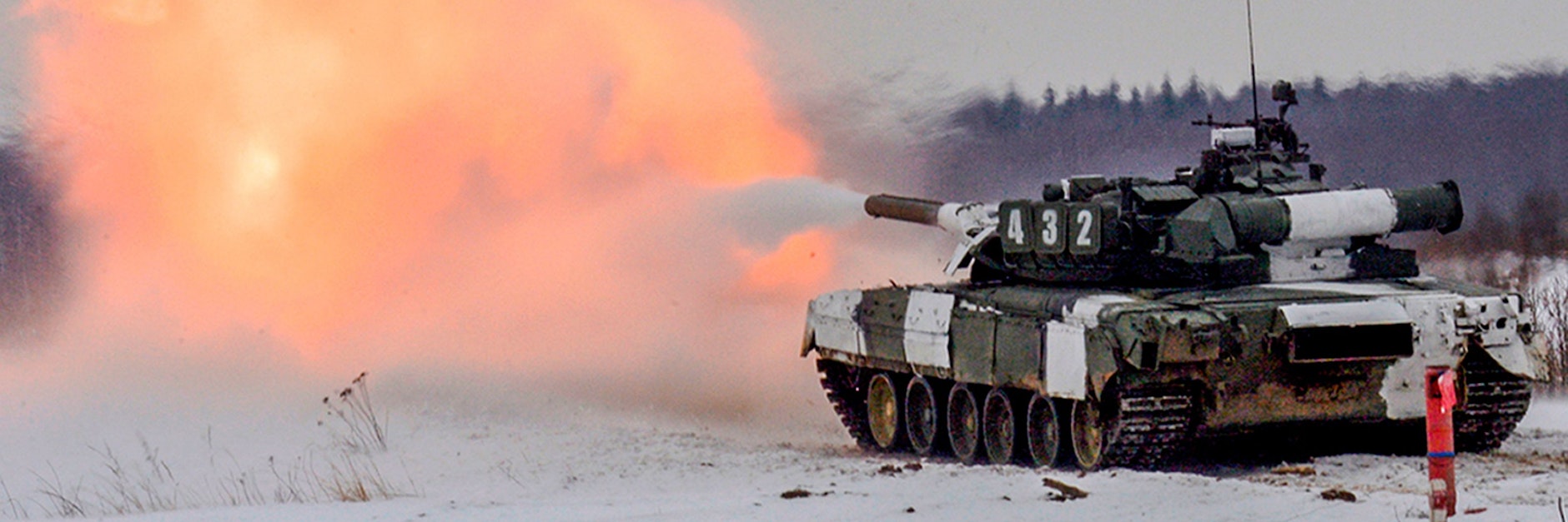 Auf diesem vom Pressedienst des russischen Verteidigungsministeriums veröffentlichten Foto feuert ein Panzer während einer Militärübung.