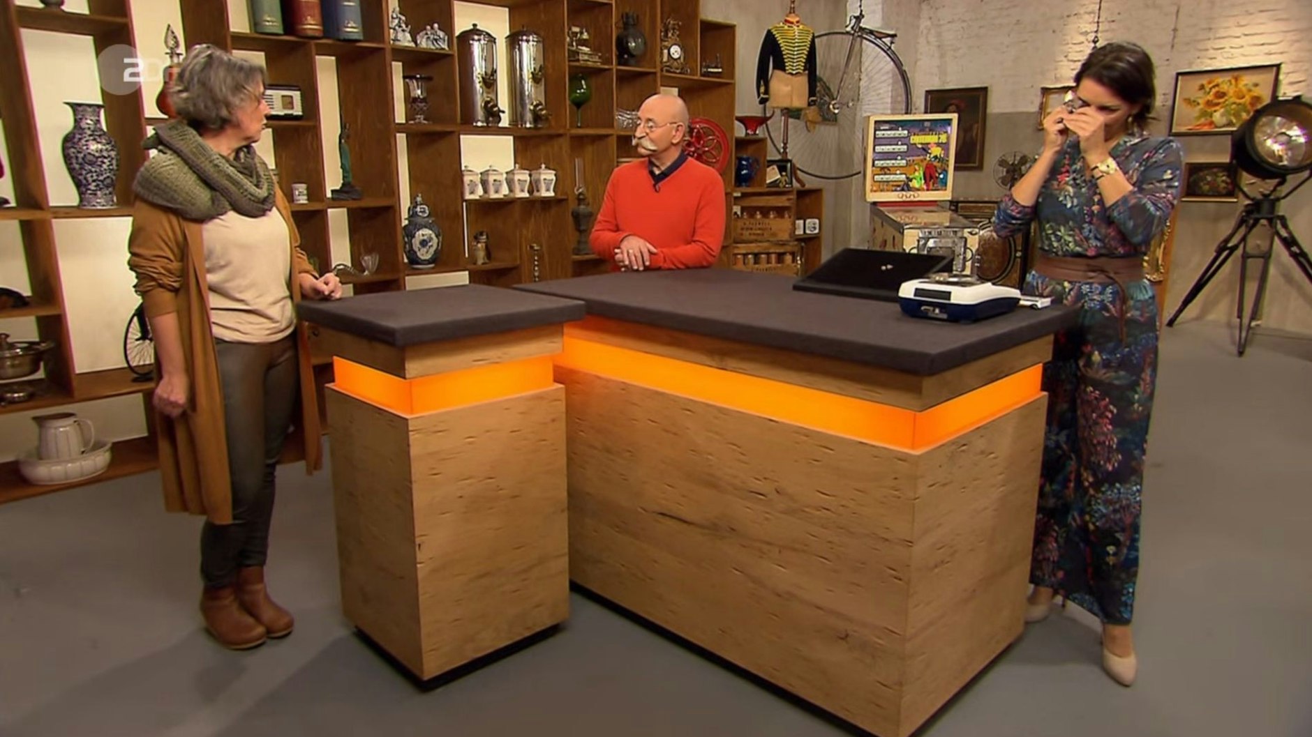 „Bares für Rares“-Kandidatin Cornelia Stier will ihren Schmuck verkaufen, Expertin Wendela Horz nimmt ihn unter die Lupe.